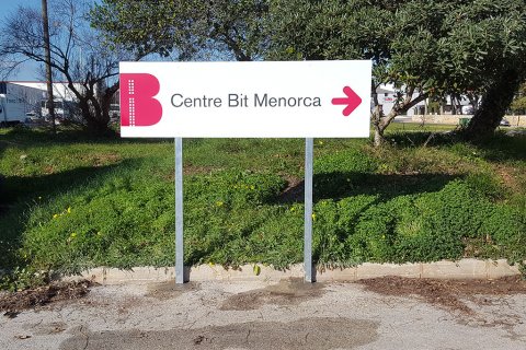Cartel señalizador indicando por donde se encuentra el Centre Bit Menorca.
