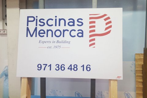 Cartel de doble poste para Piscinas Menorca.