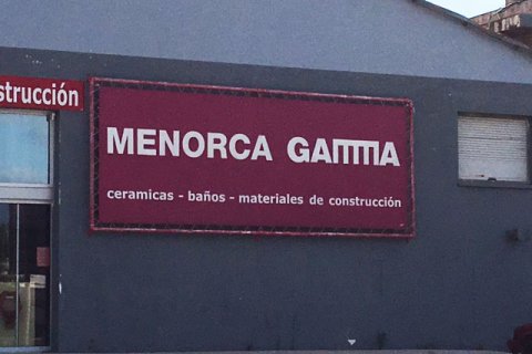 Valla Publicitaria de Menorca Gamma con sus servicios.