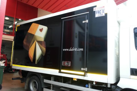 Rotulación en camión pequeño de la imagen corporativa  de Dalrit - Quesos de Mahón-Menorca.