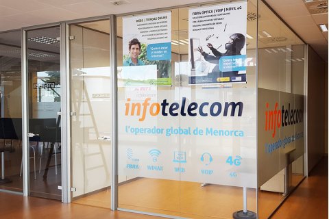 Vinilo tipográfico sobre cristal con logo corporativo.