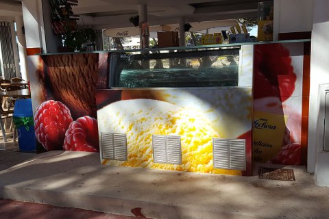 Fotomural sobre superficie de plástico en restaurante de playa.