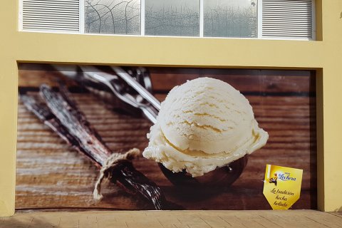Fotomural de gran tamaño en zona exterior de la tienda.