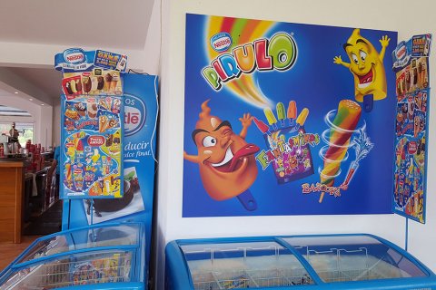 Impresión digital de tamaño medio en superficie de plástico incrustado en la pared.