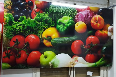 Fotomural sobre superficie de plástico en un supermercado.