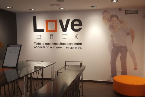Impresión gráfica de tamaño completo en la pared.