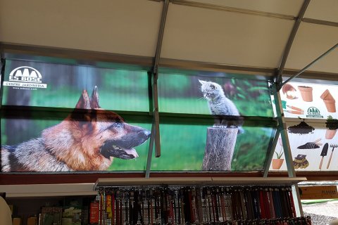 Fotomural de grandes dimensiones en los ventanales solares superiores de la tienda.