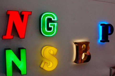 Tipos de letras corpóreas con diferentes iluminaciones.
