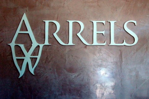 Letrero corpóreo de carácter corporativo sobre placa de mármol.