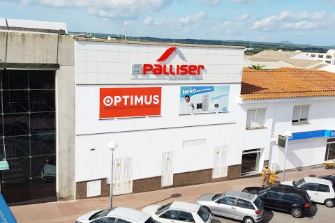 Letreros corpóreos de marca corporativa APALLISER sobre la fachada de la empresa.
