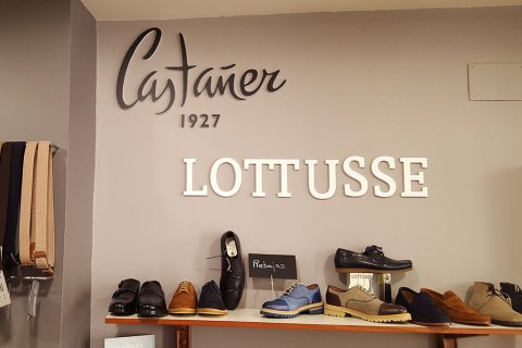 Letrero corpóreo con marca corporativa y de carácter elegante.