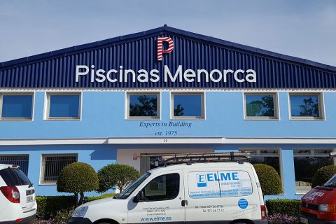 Letrero corpóreo sobre la fachada de la empresa mas logo.