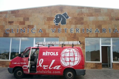 Letrero corpóreo en la fachada de la clínica veterinaria.