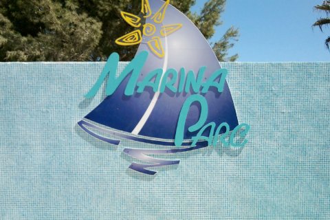 Logo y texto corpóreo sin iluminación propia, de Marina Parc.