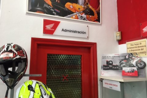 Señal indicando la entrada al despacho de administración.
