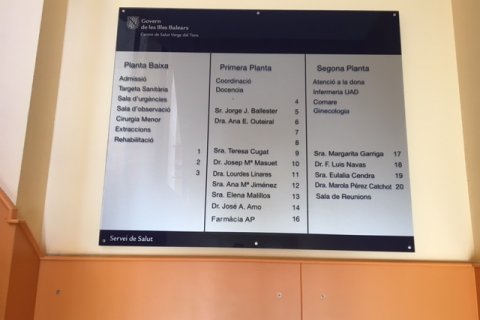 Señal informativa de salas y especialidades en hospital.