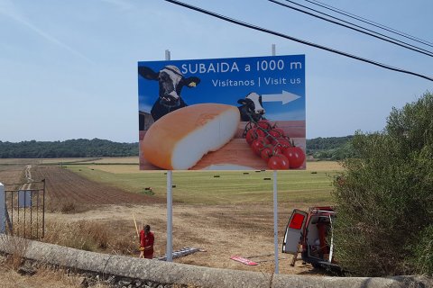 Valla Publicitaria de una granja de queso de Mahón.