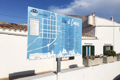 Valla publicitaria del pueblo de Sant Lluís .