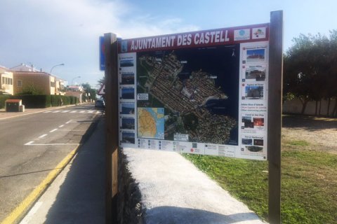 Valla publicitaria en poste de madera  de la zona de Es Castell.
