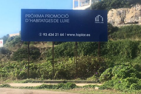 Vaya publicitaria de cuatro postes metálicos y rectangular.
