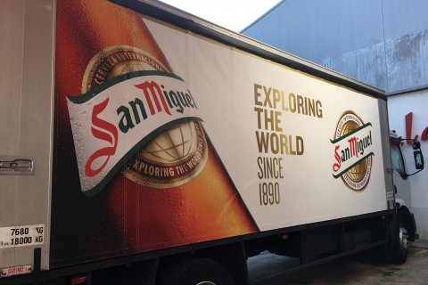 Rotulación en Camión con la imagen corporativa de Cerveza San Miguel.