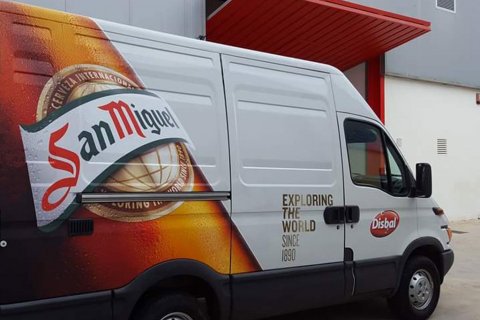 Rotulación en furgoneta con la imagen corporativa de Cerveza San Miguel.