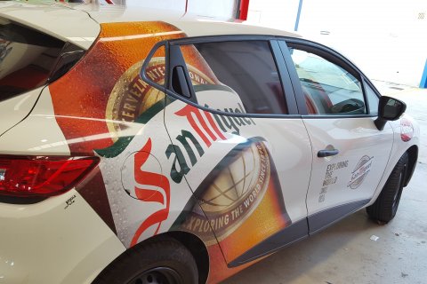 Rotulación en coche con la imagen corporativa de Cerveza San Miguel.