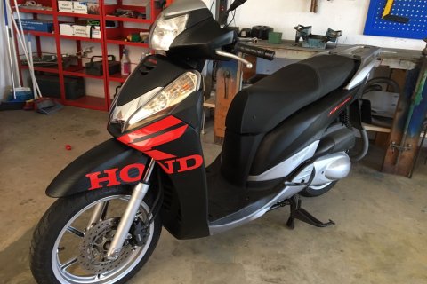 Rotulación sobre motocicleta de marca Honda.