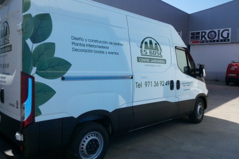 Rotulación de servicios y logo corporativo del centro de jardinería Es Bosc.