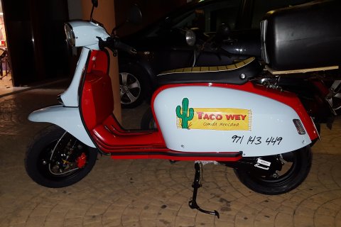 Rotulación en banda de motocicleta de repartos Taco Wey.
