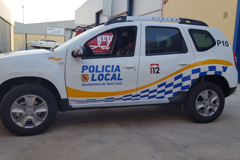 Rotulación de bandas del vehículo todo terreno de la Policía Local y impresión de vinilos.