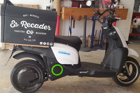 Rotulación en el cajón de ciclomotor eléctrico  de repartos  con la imagen corporativa de Es Recader