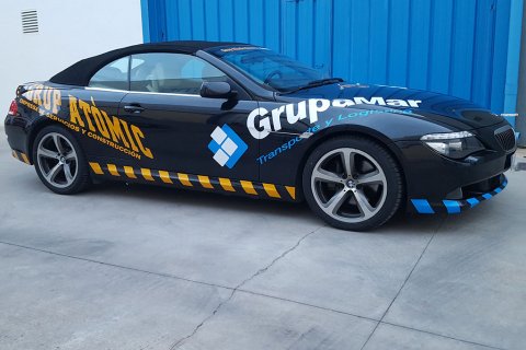 Rotulación  en coche BMW con las imágenes corporativas de Grup Atomic y GrupaMar.