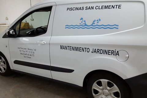 Rotulación de logo con imagen corporativa y texto monocromático sobre furgoneta.