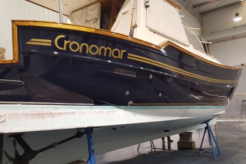 Rotulación de doble linea monocromática mate y nombre de la barca.