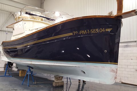Rotulación elegante y monocromática de doble línea con el código de la barca.