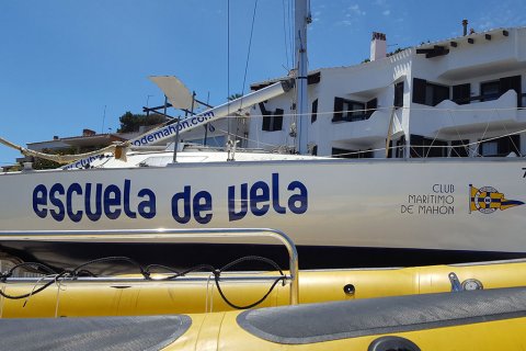 Rotulación tipográfica y  monocromática en el costado de babor.