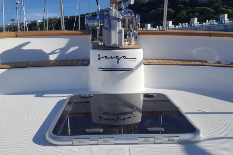 Rotulación de miniatura en el barco con la marca Sasga Yachts.