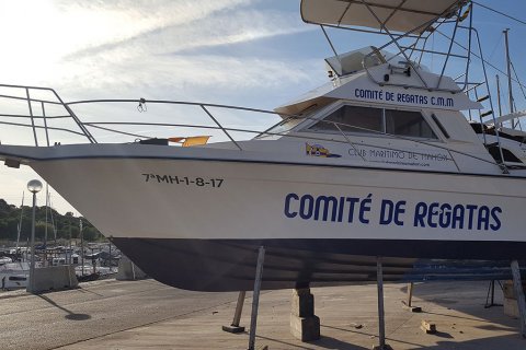 Rotulación en el costado de babor del barco de Comité de Regatas.