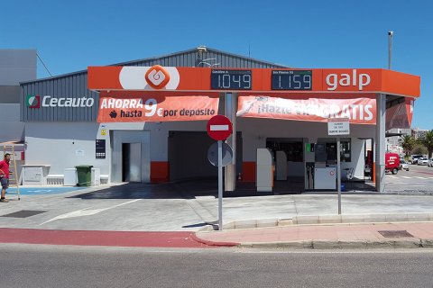 Pancarta de promoción y oferta para la gasolinera "Galp" de Mahón.