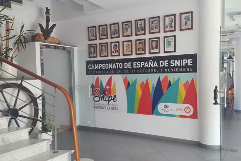 Pancarta promocional del Campeonato de España de Snipe en el Club Náutico de Ciutadella.