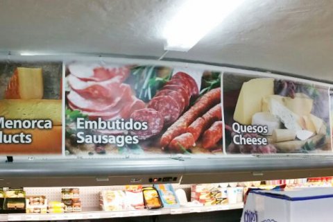 Impresión de gran tamaño en lona para supermercado haciendo publicidad de sus productos.