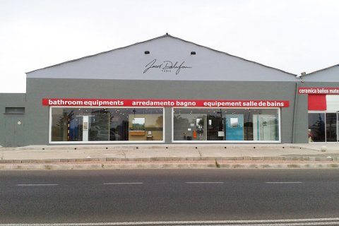 Fachada de la empresa Jacob Delafon con rotulación rectangular de gran tamaño.