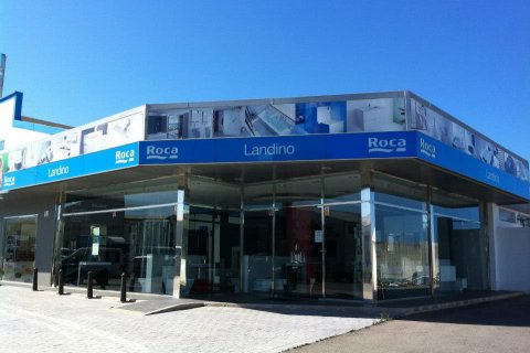Continuación de la fachada de la empresa Ladino Roca.