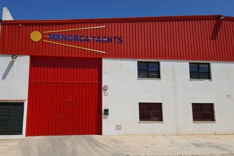 Fachada con logo de la nave industrial de Menorca Yachts.