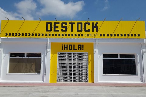 Rótulo tipográfico en la fachada de la empresa Destock en Menorca.