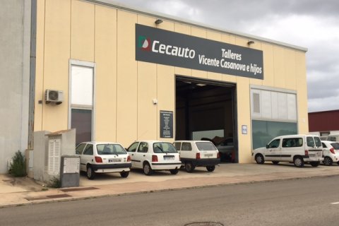 Rótulo en fachada del taller de reparaciones  Cecauto con logo y letrero.