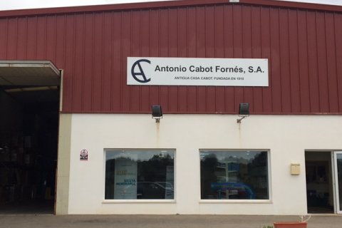 Rótulo en la nave industrial de Antonio Cabot Fornés S.A con imagen corporativa.