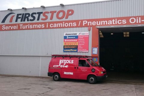 Fachada de la empresa FirstStop con logo corporativo y rótulo rectangular alargado con servicios.