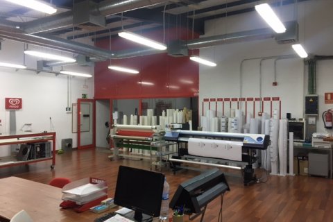 Instalaciones Rótulos Irla,zona de confección y corte de impresiones digitales